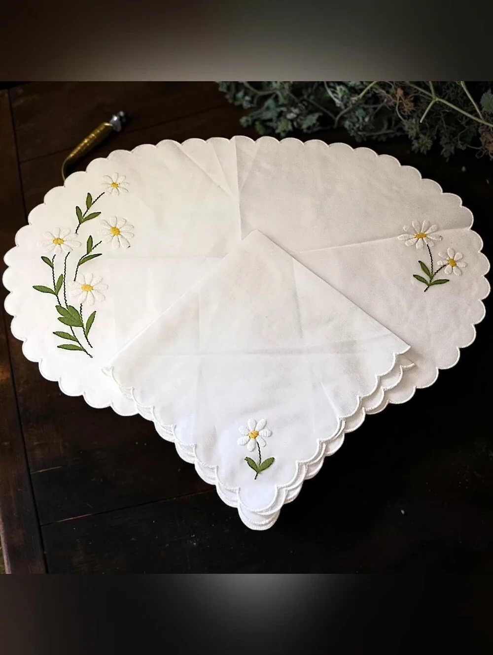 4 Vtg Daisy Embroidered Placemats Napkins Set Cottagecore Scalloped Farmhouse